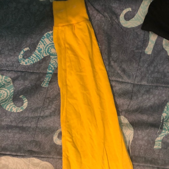 Super cute yellow crop top for the summer . - Picture 3 of 3